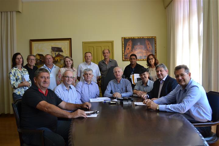 Prefeito assina contrato para construção de 136 casas